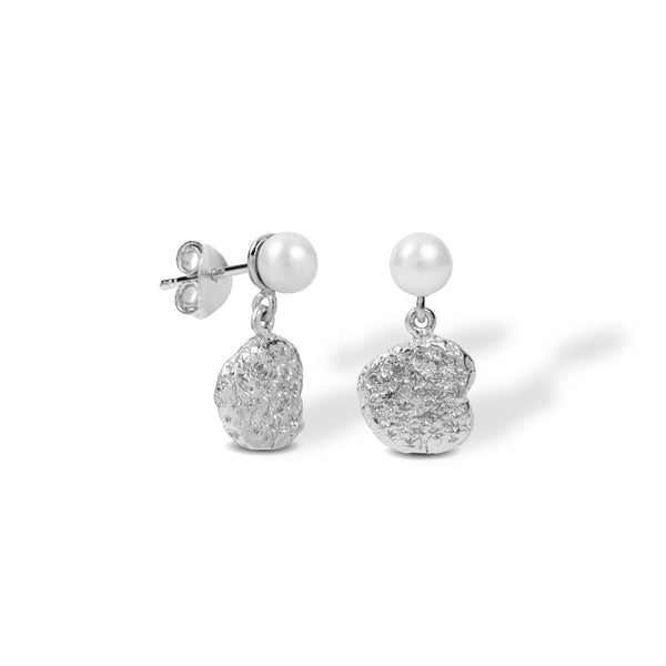 'Sey Pearl' Øreringe med ferskvandsperler og koral motiv i Sterling sølv