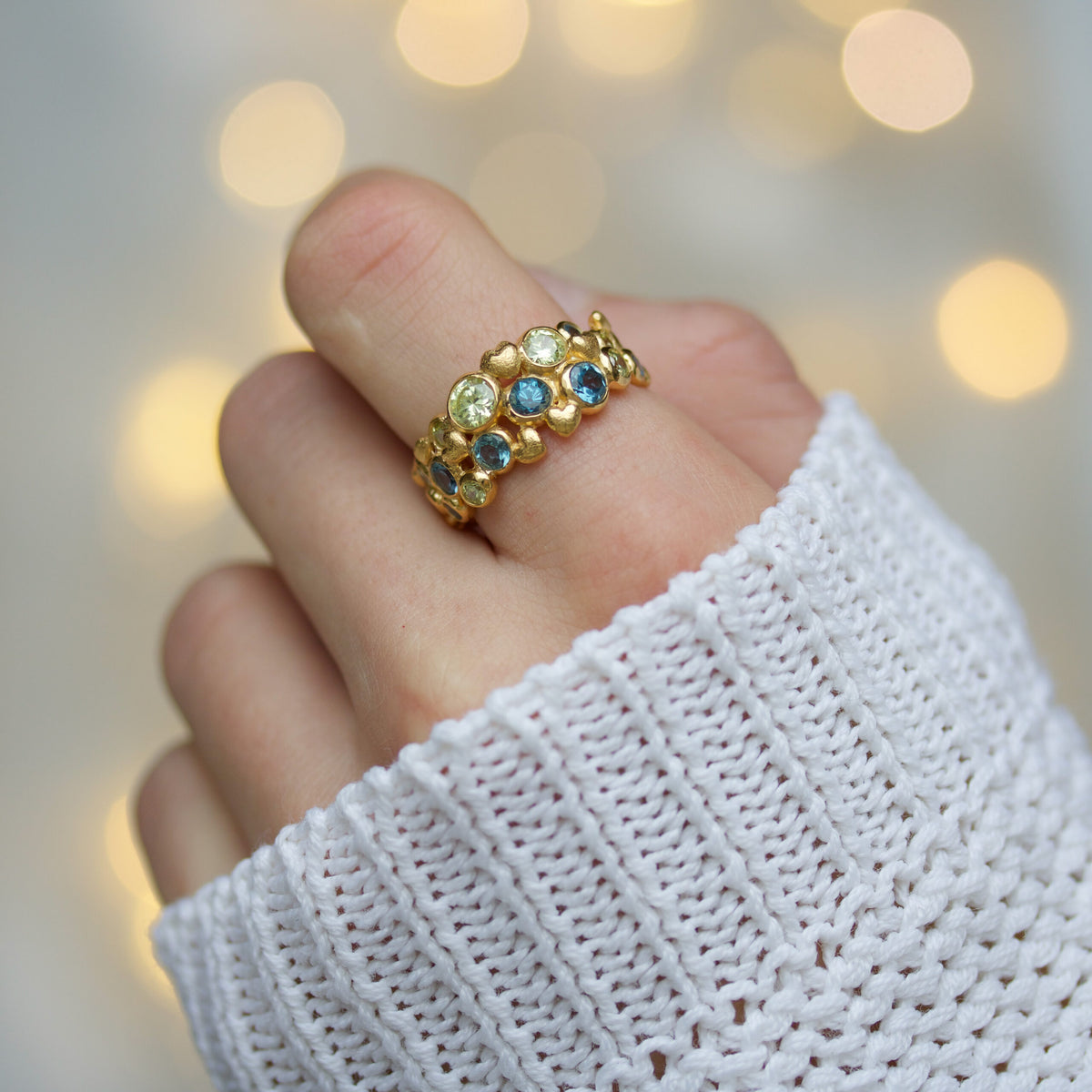 Farverige Radiance-ringe båret med en blød strik