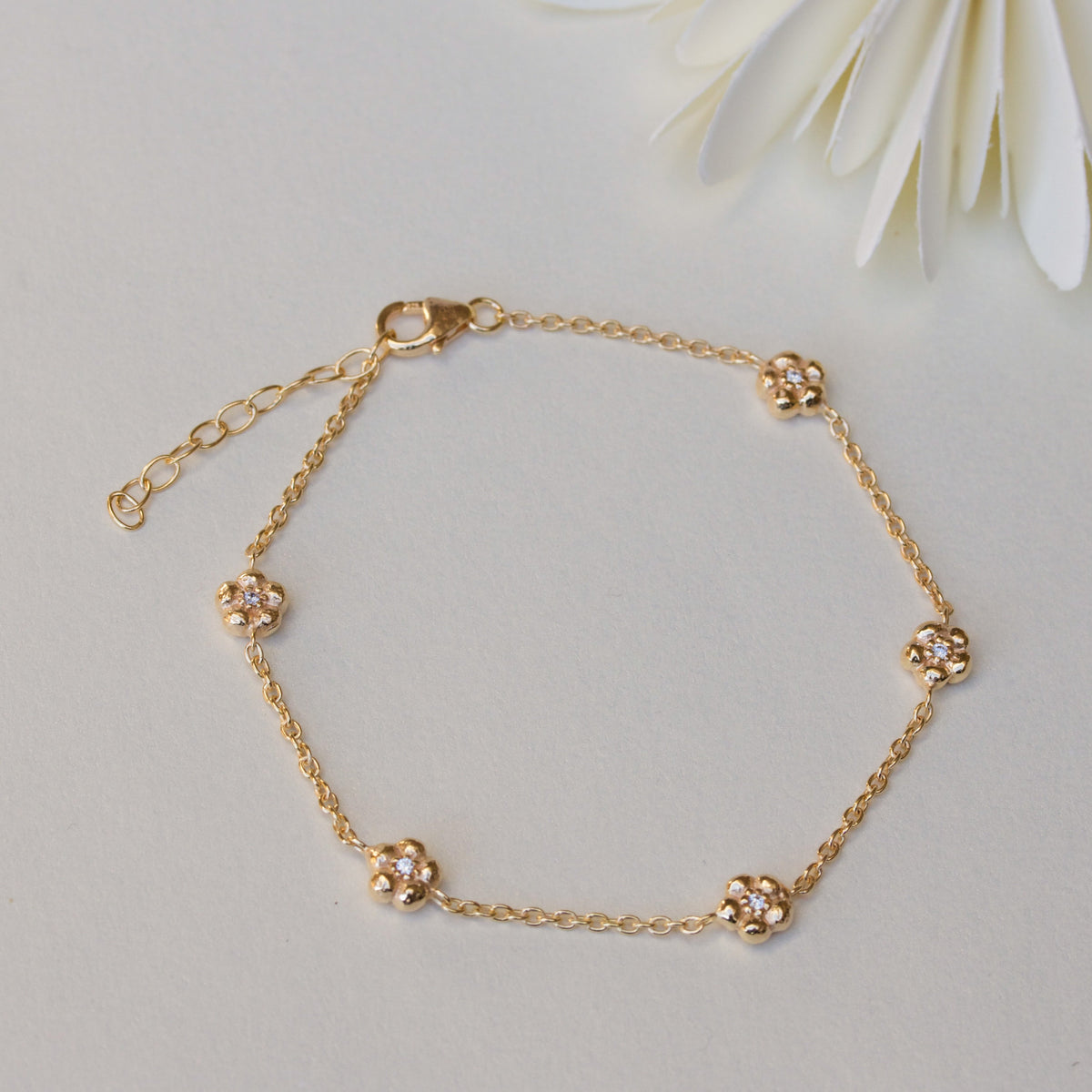 Armbånd med blomsterdetaljer
