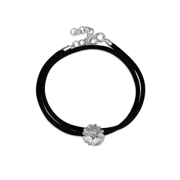 Armbånd silkesnor med sterlingsølv marguerit og kubisk zirkonia.