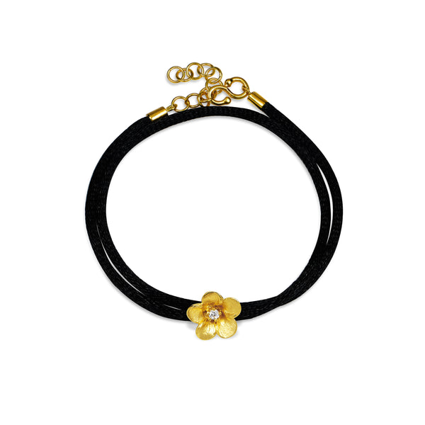 Armbånd silkesnor med forgyldt sterlingsølv blomst og kubisk zirkonia.