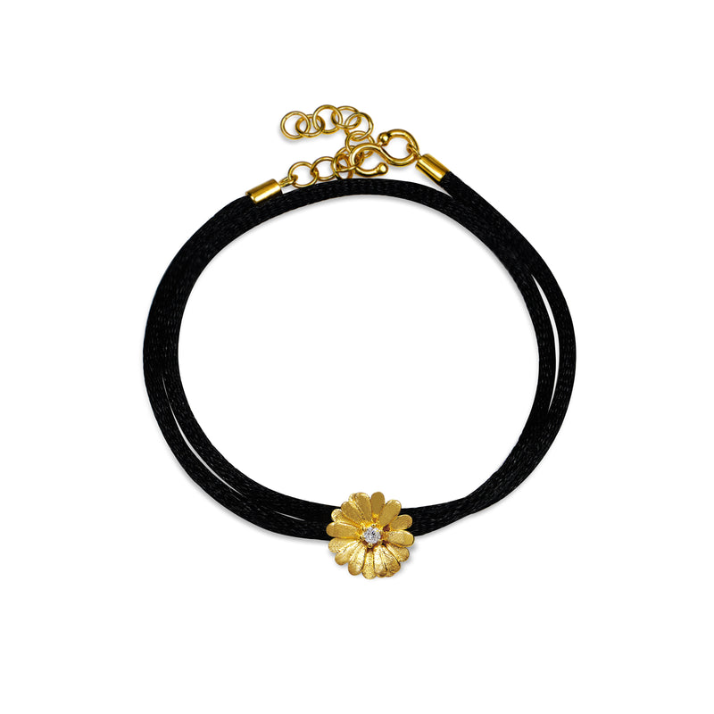 Armbånd silkesnor med forgyldt sterlingsølv marguerit og kubisk zirkonia.