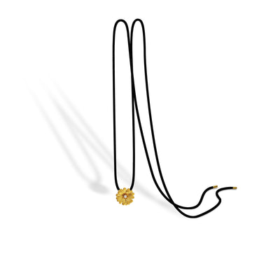 Halskæde silkesnor med marguerit i forgyldt sterlingsølv og kubisk zirkonia.