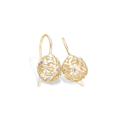 Forgyldt dråbe ørehænger med fint blomstermotiv