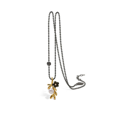 Sort rhodineret halskæde med blomst og ferskvandsperle, forgyldt og kubisk zirkonia