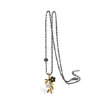 Sort rhodineret halskæde med blomst og ferskvandsperle, forgyldt og kubisk zirkonia