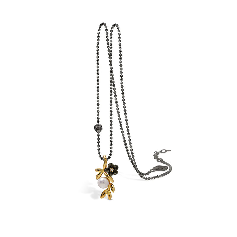Sort rhodineret halskæde med blomst og ferskvandsperle, forgyldt og kubisk zirkonia