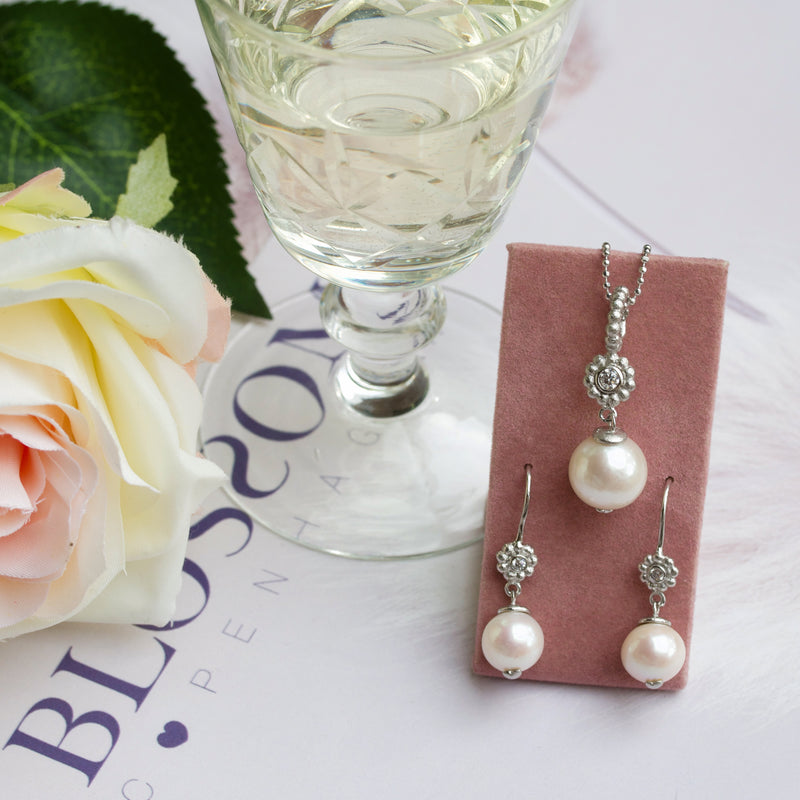 Rhodium-plated silver earring with freshwater pearl and cubic zirconia