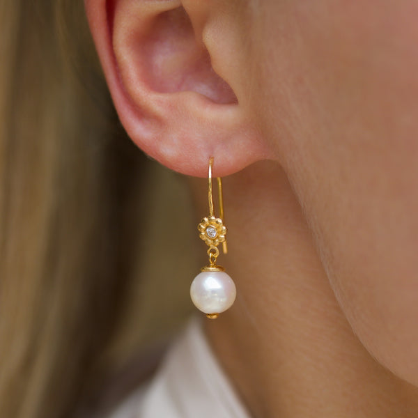Gold-plated silver earring with freshwater pearl and cubic zirconia