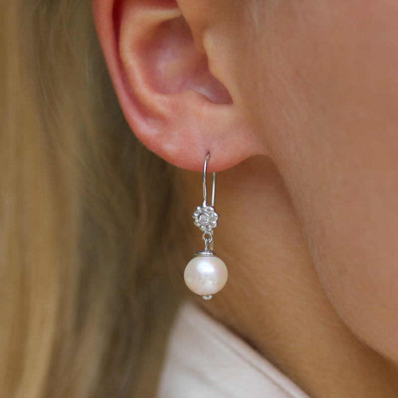 Rhodium-plated silver earring with freshwater pearl and cubic zirconia