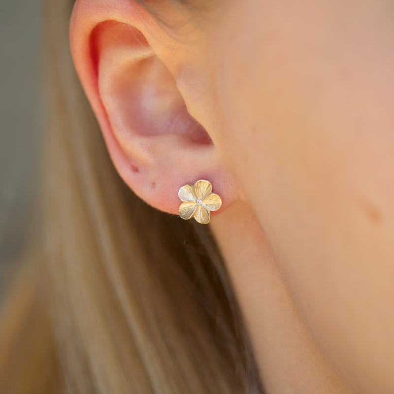 14 kt gold earrings with simple flower and diamond