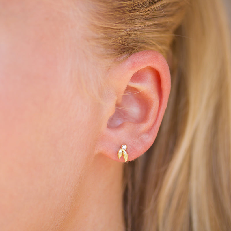 Gold-plated sterling silver earrings with leaves and cz. 'Front'