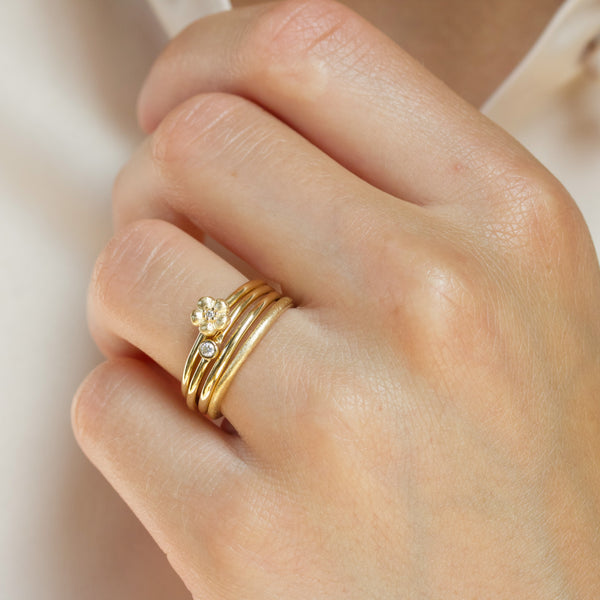 14 kt massiv 'Conjure' guld ring med diamant