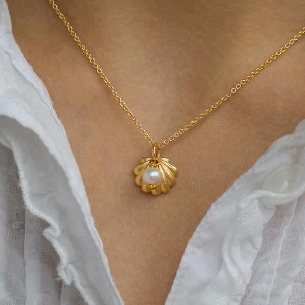 Gold-plated sterling silver necklace clam with freshwater pearl 45 cm chain 'Sey Shell'