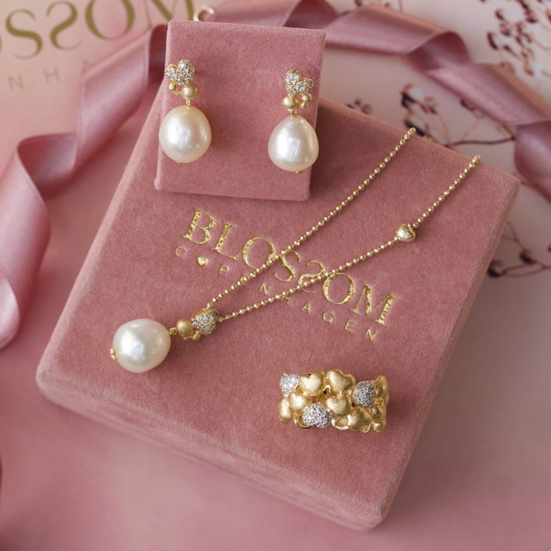 14 kt gold earrings with diamonds