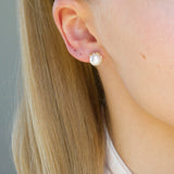 9 kt gold ear studs with 8 mm freshwater pearl
