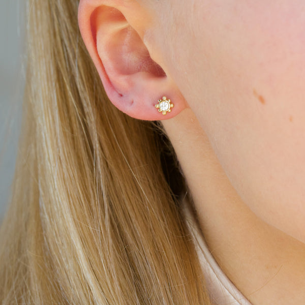 9 kt gold earrings with small shiny studs