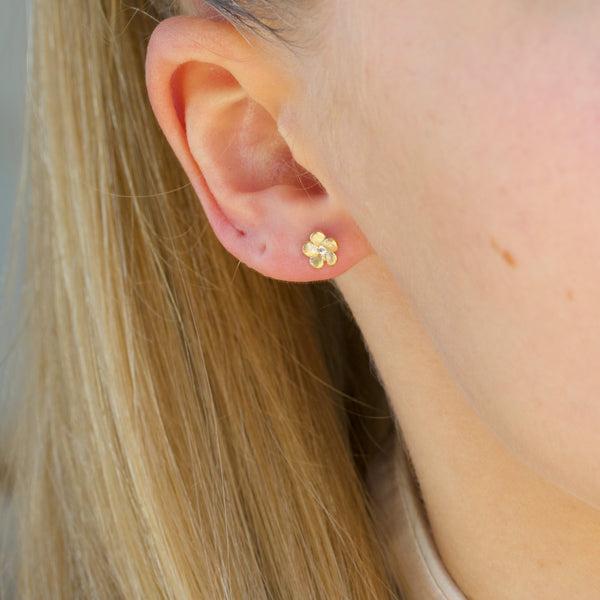 9 kt gold earrings with matte flower sparkling stones