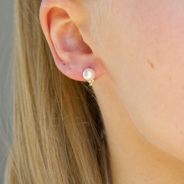 9 kt gold earrings with freshwater pearl