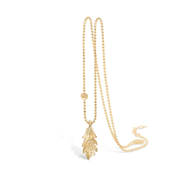 9 kt gold necklace with large oak leaf