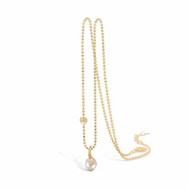 9 kt gold necklace with small flower on freshwater pearl