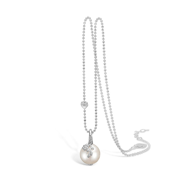 Silver necklace with freshwater pearl and flower pattern