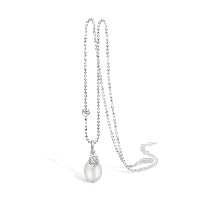 Sterling sølv halskæde med ferskvandsperle og lille rose
