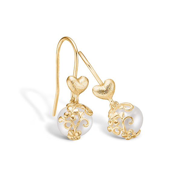 Gold-plated sterling silver earring with matte heart and twisted pattern on freshwater pearl