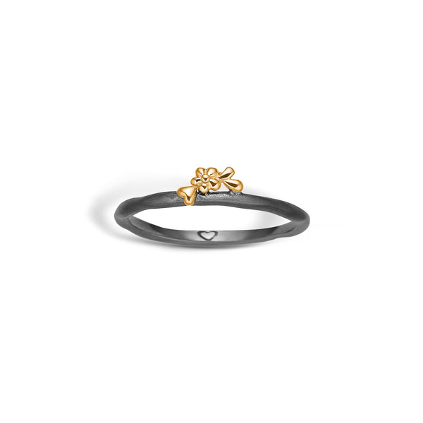 Black rhodium-plated ring with gold-plated flower