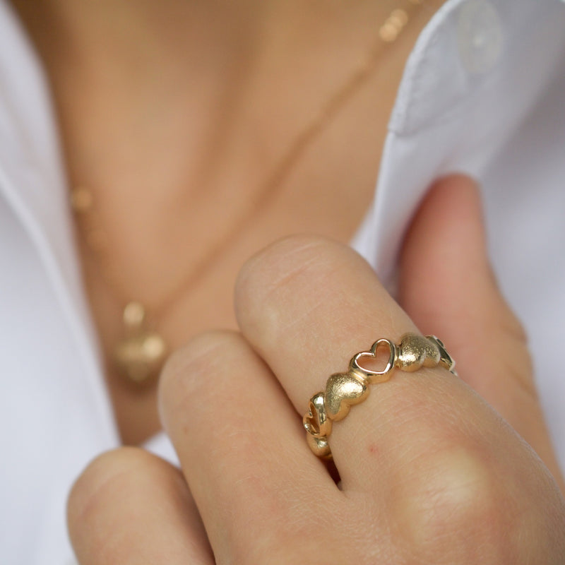 9 kt gold ring with alternating open and closed hearts