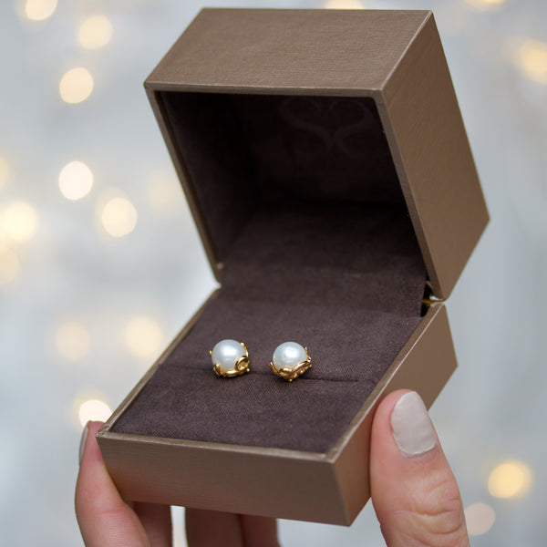 Gold-plated sterling silver earring with freshwater pearl surrounded by pattern - 6 mm pearl