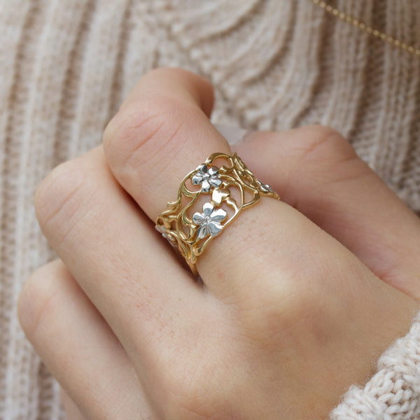 14 kt gold ring with rhodium-plated flowers and diamond
