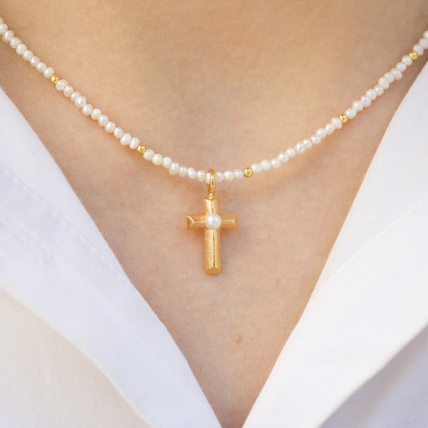 Pearl necklace with gold-plated cross with freshwater pearl