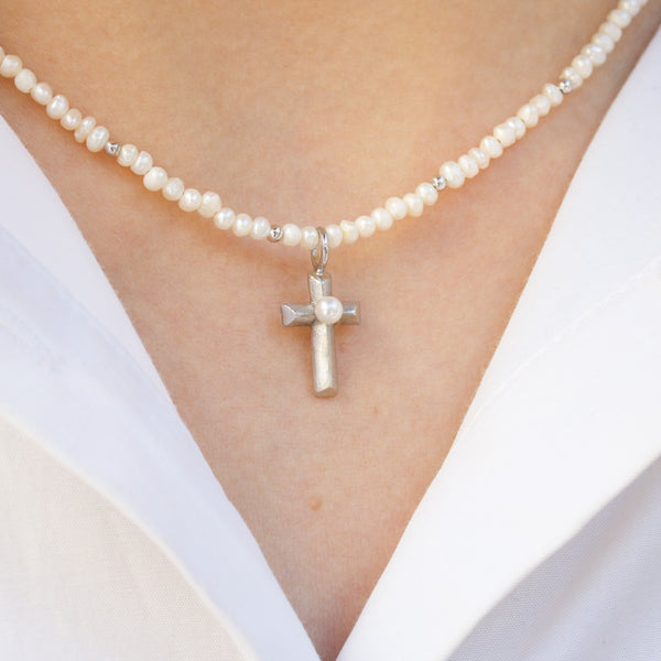 Perlehalskæde med sølv kors isat ferskvandsperle