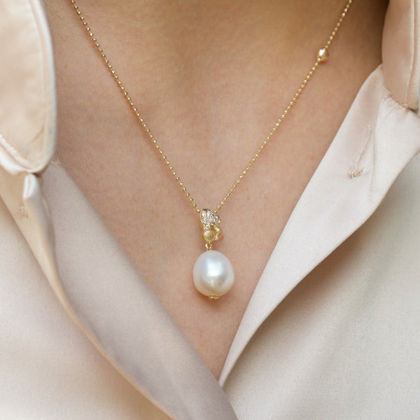 14 kt gold pendant with pearl and diamonds